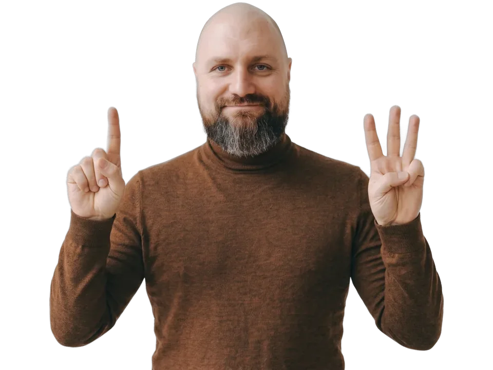Mikołaj Maciejewski pokazuje palcami 1 i 3