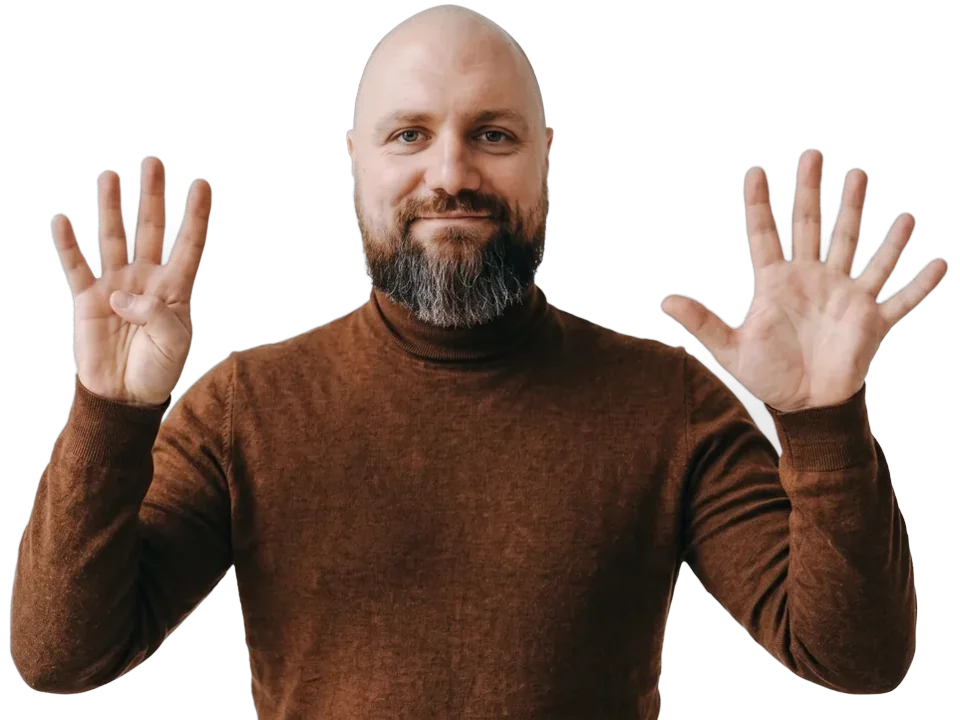 Mikołaj Maciejewski pokazuje palcami 4 i 5