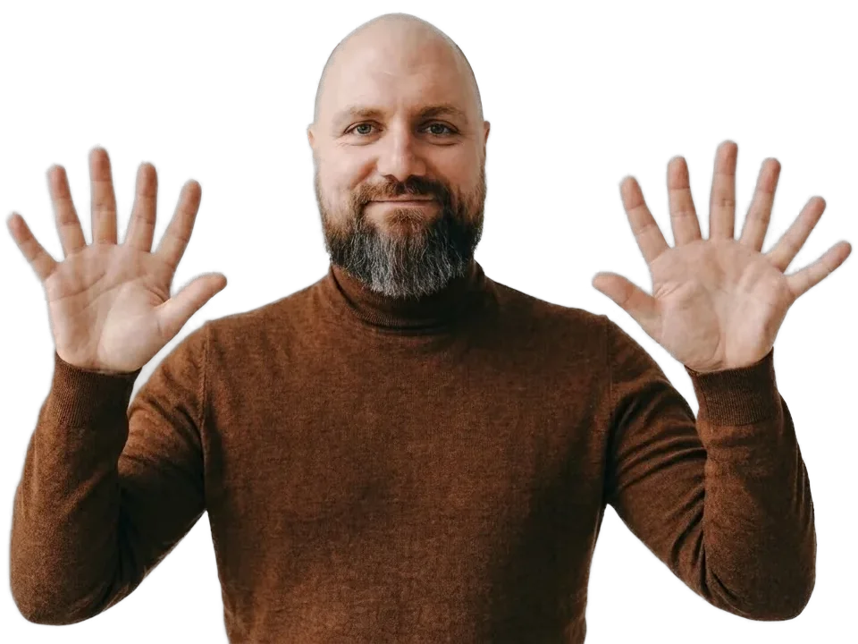 Mikołaj Maciejewski pokazuje obie otwarte dłonie
